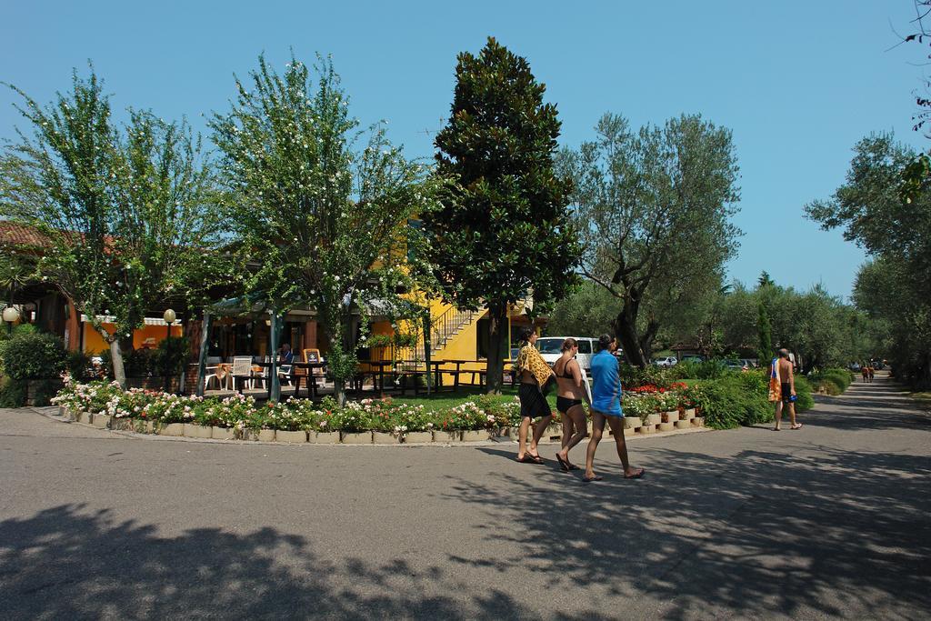 Camping La Rocca Manerba del Garda Ngoại thất bức ảnh